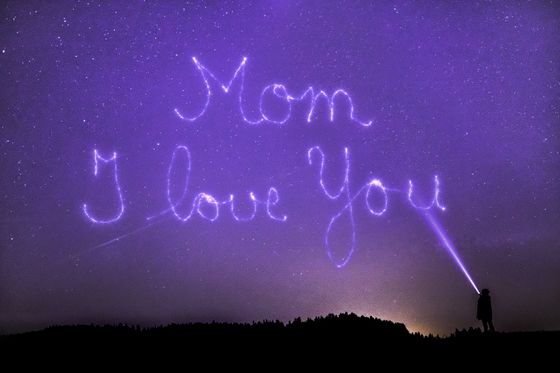 Mom I Love You als Leuchtschrift im Himmel
