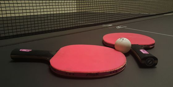 Tischtennis-Rundlauf-Tag (Jugendprogramm Impuls) Zwei Tischtennisschläger auf Tischtennisplatte mit Ball