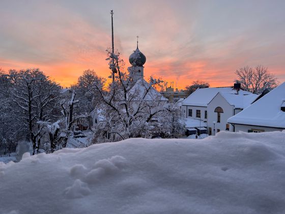 Ansicht des tief verschneiten Gröbenzeller Ortskerns, von oben fotografiert