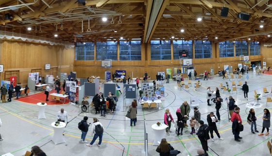 Job-Speed-Dating 2026 Panorama-Bild von oben: Paul-Barth-Halle mit Ständen und Gästen während des Job-Speed-Datings 2024, rege Betriebsamkeit