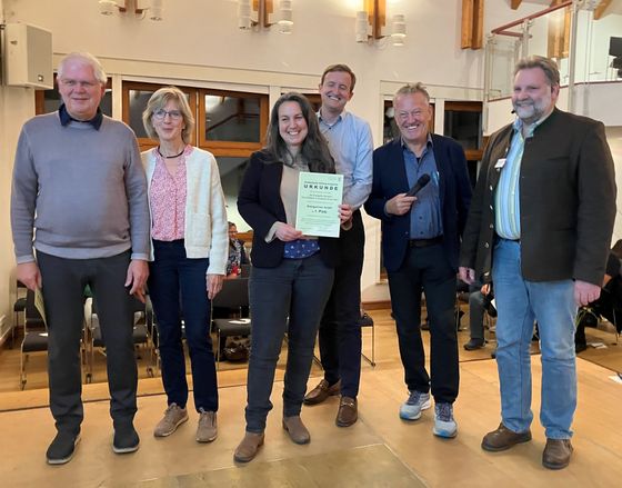 (v.l.n.r.): Das Ehepaar Buitkamp sowie Natalie Rojko und Dr. Georg Walder von der Energyminer GmbH nahmen den Gröbenzeller Klimaschutzpreis 2024 von Walter Voit (Referent für Klimaschutz) und Martin Schäfer (Erster Bürgermeister) entgegen.