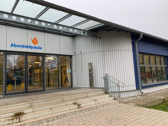 Eingang zur Ährenfeldschule