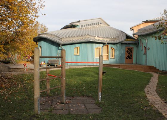 Nachmittag der offenen Tür im Waldorfkindergarten Gröbenzell Außenaufnahme der Einrichtung
