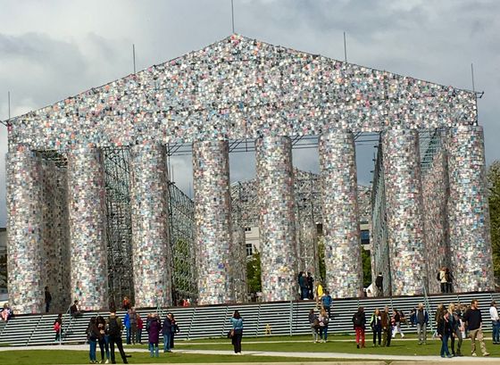 Senioren erleben Kultur: Pinakothek der Moderne "Parthenon der verbotenen Bücher" auf der Dokumenta in Kassel 2017