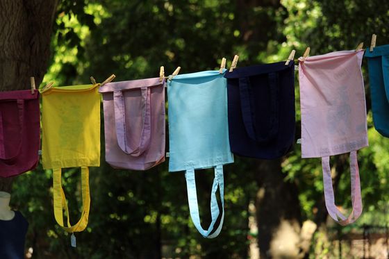 Pimp your bag! (Jugendprogramm Impuls) Viele verschiedenfarbige Taschen an einer Wäscheleine