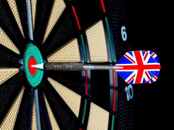Dart-Turnier (Jugendprogramm Impuls) Dartscheibe mit einem Dartpfeil im Bullseye