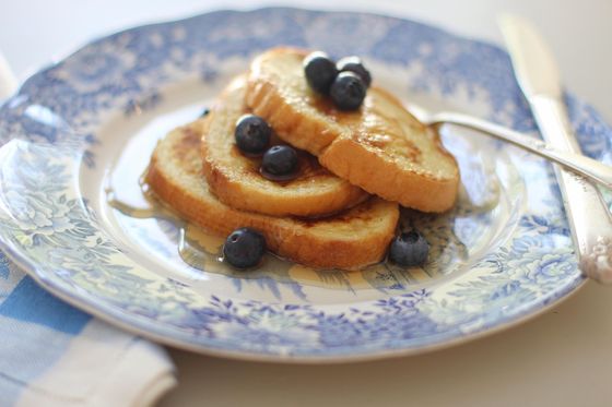 Do you speak english? (Kinderprogramm Impuls) French Toast mit Blaubeeren auf einem blauverzierten Porzellanteller