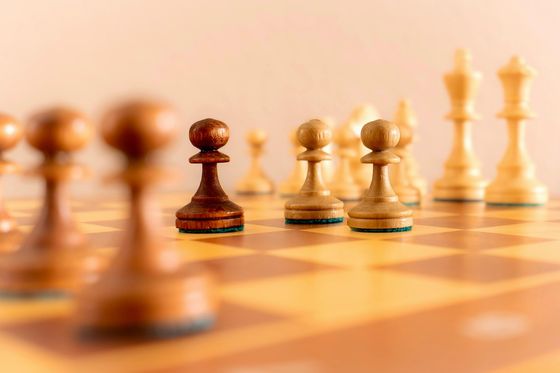 Schach für Anfänger (Kinderprogramm Impuls) Mehrere Schachfiguren in schwarz und weiß auf einem Schachbrett