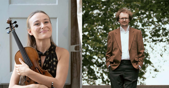 Zwei Künstler, links Agafia mit der Geige, rechts Redkin