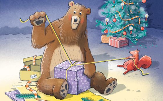 Vorlesen & Basteln: Lenni im Weihnachtsglück Ein Bär sitzt auf dem Boden umgeben von Geschenkpapier und Kartons und packt ein Geschenk ein. Ein kleines Eichhörnchen hilft ihm die Schnur zu binden. Im Hintergrund sieht man einen geschmückten Weihnachtsbaum mit Geschenken darunter.