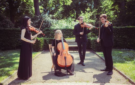 Streichquartett Oxalis Vier Musiker*innen mit ihren Instrumenten, von links nach rechts: Violine II, Violoncello, Viola, Violine I