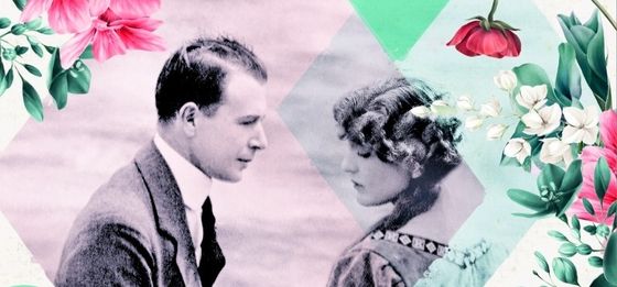 Clara und Rilke – eine Liebe zwischen Worten und Farben Schwarz-weiß Foto eines Paares im Profil, Das sich gegenüber sitzt. Er trägt Anzug und Krawatte, Sie ein Kleid und Frisur im Stile der Jahrhundertwende. Umrahmt wird der Bildausschnitt von roten, grünen und weißen Blüten.