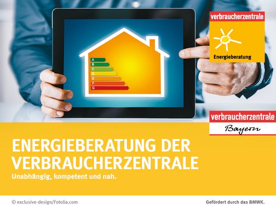 Energie-Sprechstunde der Verbraucherzentrale Bayern Tablet in den Händen eines Mannes zeigt ein Haus und "bunte" Energieeffizienz Pfeile darin.