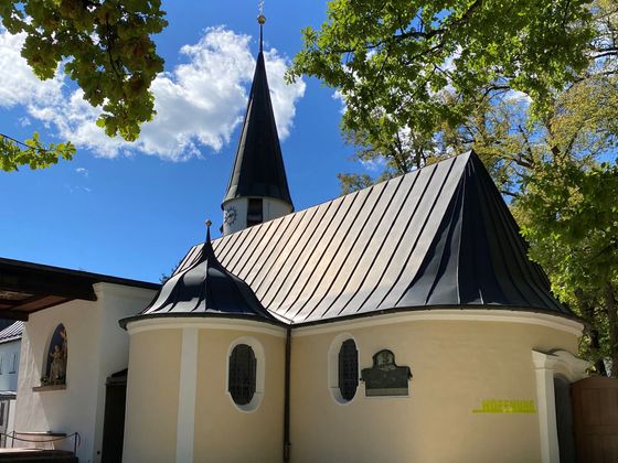 Seniorenwanderung am Wasser der Würm Ansicht der Wallfahrtskirche Maria Eich von außen, bei blauem Himmel