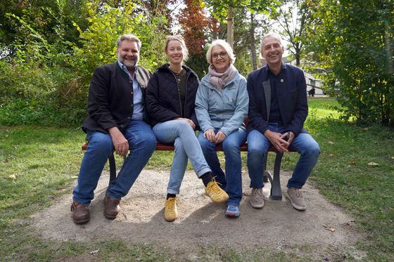 v.l.n.r.: Erster Bürgermeister Martin Schäfer, Lina Bischoff (Ehrenamtskoordinatorin Gröbenzell), Daniela Schulte (Ehrenamtskoordinatorin Puchheim), Erster Bürgermeister Norbert Seidl gemeinsam auf der neuen Nachbarschaftsbank.