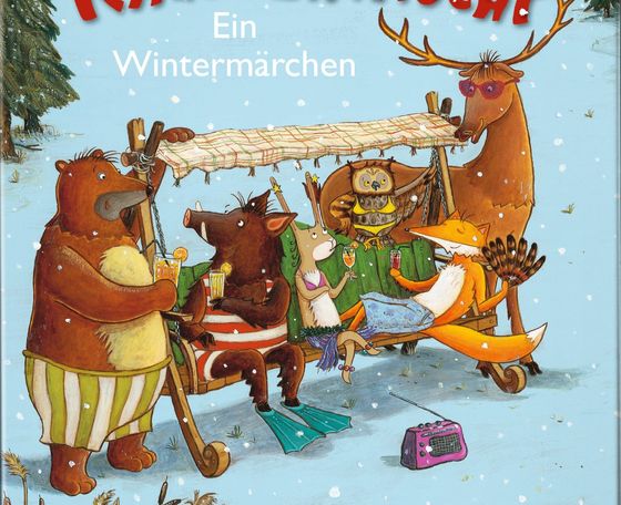 Bilderbuchkino: Kalt erwischt Ein Bär, ein Wildschwein, ein Hase, eine Eule, ein Fuchs und ein Hirsch sitzen oder stehen in Badekleidung und mit Drink auf/um eine Hollywoodschaukel.