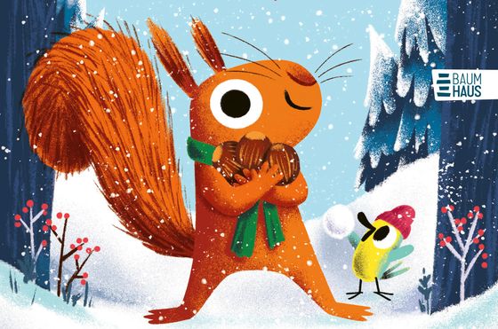 Ein Eichhörnchen mit grünem Schal steht mit dem Arm voller Nüsse breitbeinig im Schnee. Neben ihm steht ein bunter Vogel mit roter Pudelmütze  mit einem Schneeball.