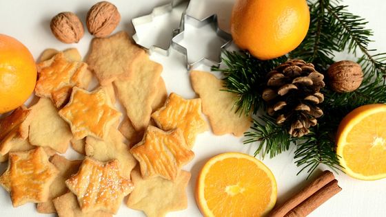 Verschiedene Plätzchen mit Weihnachtsdekoration und Ausstechformen