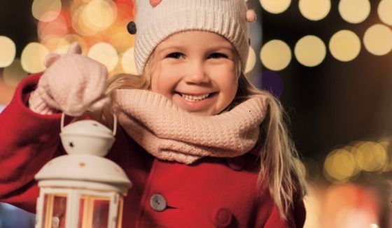 Mädchen mit Laterne in der Hand