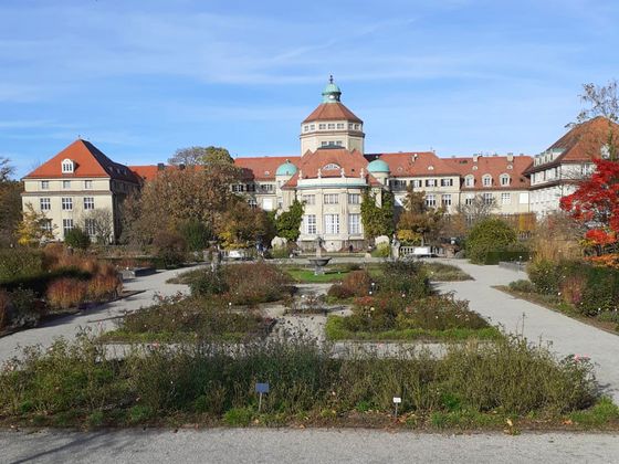 Frontalaufnahme des Schloss Nymphenburg mit Garten.
