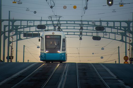 Straßenbahn kommt einen leichten Abhang gefahren, städtisches Umfeld