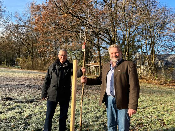 Robert Rossa, Geschäftsführer des Vereins Dachauer Moos e.V. und Gröbenzells Erster Bürgermeister Martin Schäfer packen beim Pflanzen eines Apfelbaums im Bürgerpark mit an.