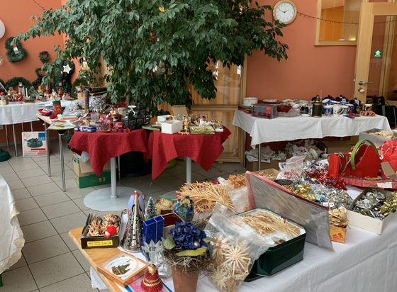 Tische mit Christbaumschmuck und Weihnachtsdeko.