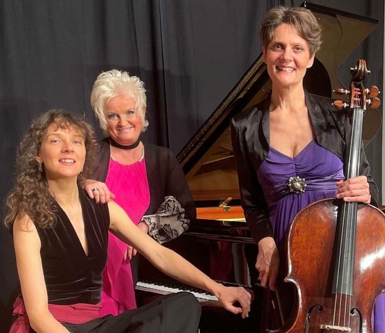 Porträtbild des Verdandi-Trios mit Instrumenten