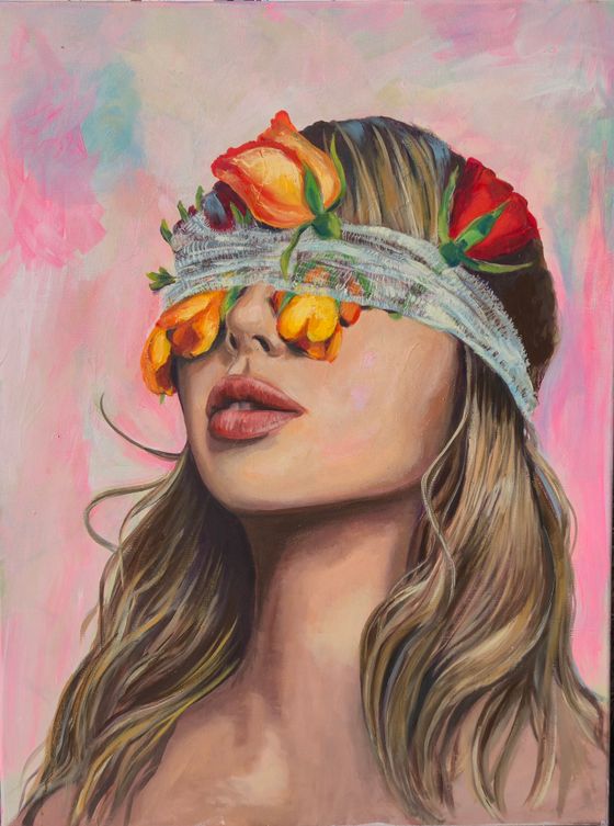 Gemaltes Bild einer Frau mit langen Haaren. Ihre Augen sind verbunden und unter der Bandage schauen gelbe, orange und rote Blumen hervor