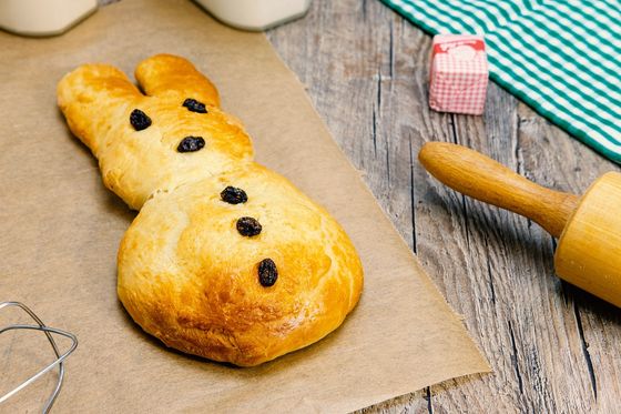 Ein gebackener Hefe-Osterhase auf einer Arbeitsfläche