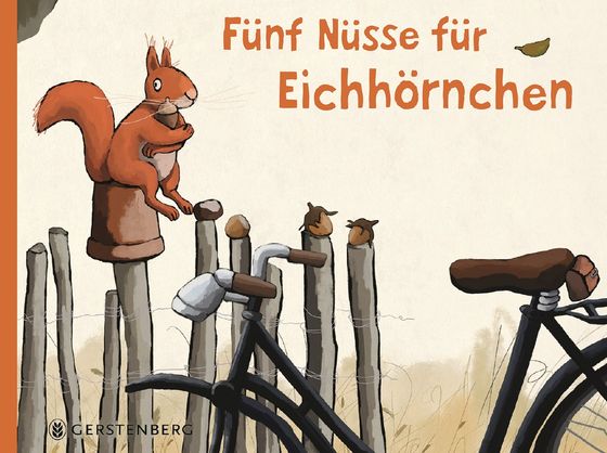 Ein Eichhörnchen sitzt mit verschränkten Vorderpfoten auf einem Blumentopf, der umgekehrt auf einem Knüppelzaun steckt. Auf weiteren Knüppeln liegen Nüsse und Kastanien. Vor dem Zaun steht ein Fahrrad.