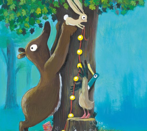Ein Bär, ein Hase und eine Ente versuchen an einem hohen Baum eine Lichterkette aufzuhängen.