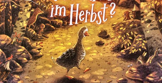 Eine kleine braune Gans läuft auf einem Weg im Wald. Von den Wegrändern wird sie von anderen Waldtieren beobachtet.