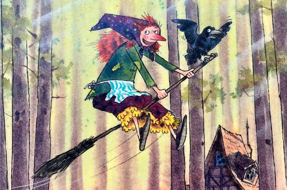 Die kleine Hexe fliegt auf ihrem Besen durch den Wald. Auf der Stielspitze sitzt der Rabe Abraxas.