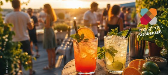 Sommerlicher Flair auf einer Dachterrasse mit Cocktails im Vordergrund
