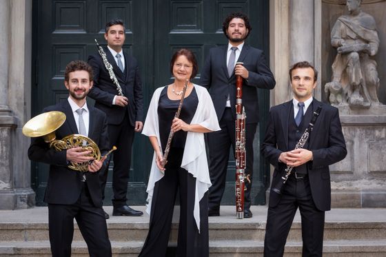 Fünf Musiker des Bläserquintetts mit Horn, Querflöte, Klarinetten und Fagott
