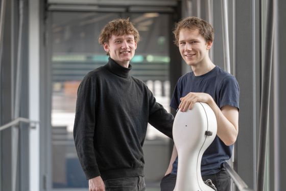 Zwei Musiker, einer davon mit Cello