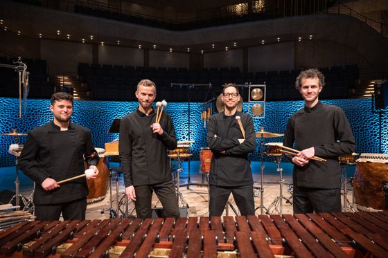 Vier Musiker am Schlagwerk