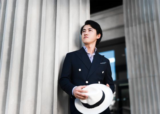 Pianist Haiou Zhang mit Hut