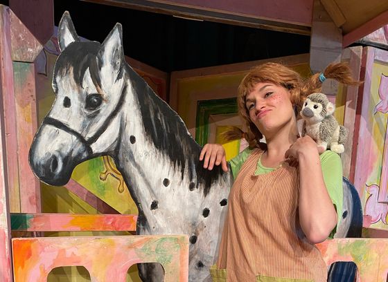Pippis Pferd, kleiner Onkel und Pippi mit dem Affen Herrn Nilsson auf der Schulter