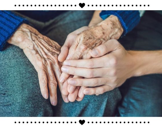 Foto: Hände (alt, faltig) werden von einer jüngeren Hand gehalten.