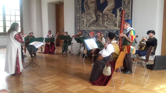 Musizierender Spielkreis in einem edlen Raum.
