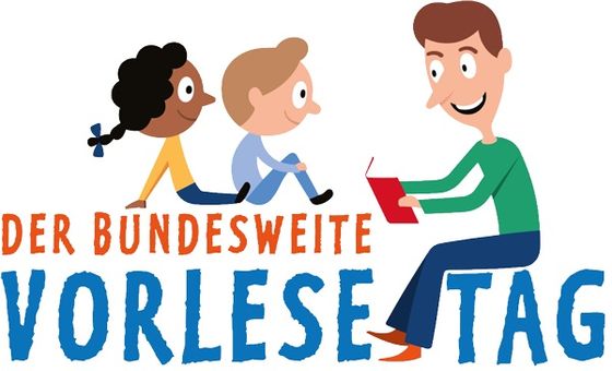 Ein Mann liest aus einem roten Buch. Zwei Kindern sitzen vor ihm und hören zu.