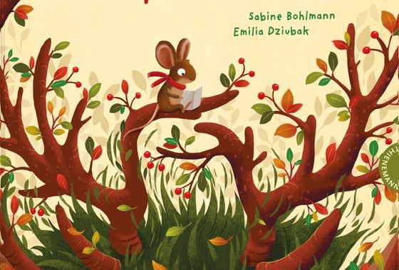 Eine Maus mit rotem Schal sitzt mit einem aufgeschlagenen Buch auf einem Baum