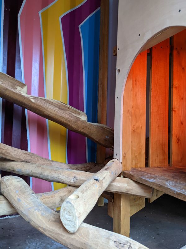 Klettergerüst | © Gemeinde Gröbenzell Innenansicht des mobilen Spielcontainers - Klettergerüst aus zugeschnitzten Baumstämmen