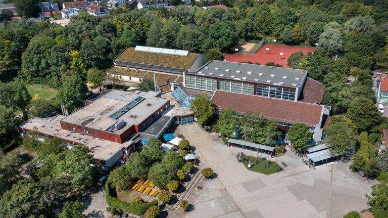 Luftaufnahme vom Gröbenzeller Freizeitzentrum: man sieht die Sportanlagen, die Halle, den Vorplatz