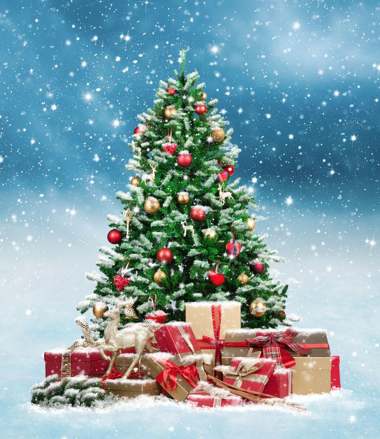 geschmückter Weihnachtsbaum mit Geschenken