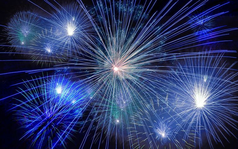 Blau leuchtendes Feuerwerk am Nachthimmel