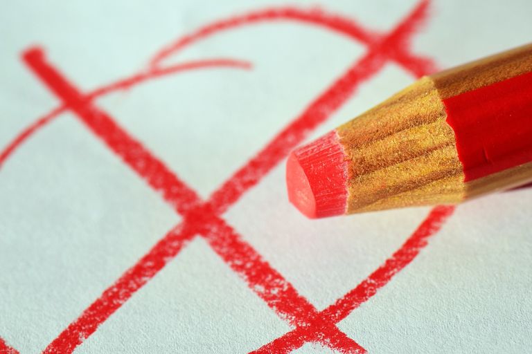 Nahaufnahme: Rotstift kreuzt einen Kreis an