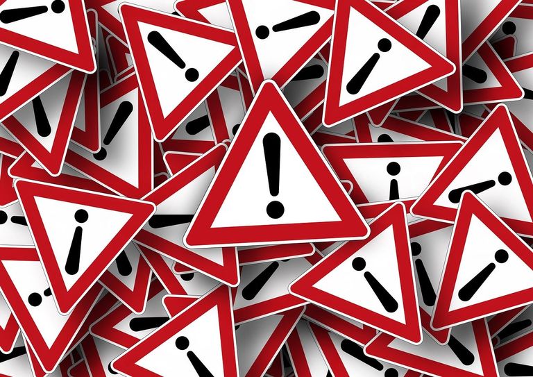 Warnschilder mit Ausrufezeichen (übereinander gelegt als Muster)